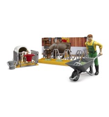 Étable, vache et veau avec agriculteur