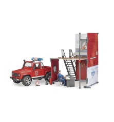 Caserne de pompier avec Land Rover Defender et pompier