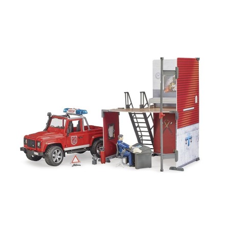 Caserne de pompier avec Land Rover Defender et pompier