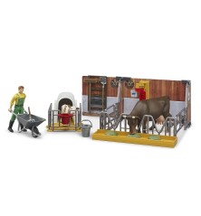 Étable, vache et veau avec agriculteur