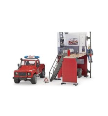 Caserne de pompier avec Land Rover Defender et pompier