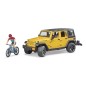 Jeep Wrangler Unlimited Rubicon avec VTT et cycliste