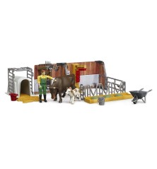 Étable, vache et veau avec agriculteur