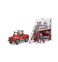 Caserne de pompier avec Land Rover Defender et pompier