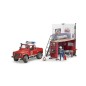 Caserne de pompier avec Land Rover Defender et pompier