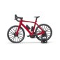 Vélo de route avec cycliste homme et accessoires