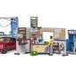 Station service et carwash avec véhicule