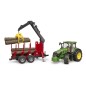 Tracteur John Deere 7 R avec remorque forestière et 4 troncs d’arbre