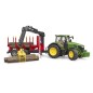 Tracteur John Deere 7 R avec remorque forestière et 4 troncs d’arbre