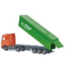 Camion avec benne basculante et toit