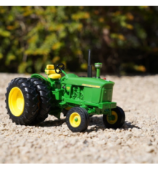 Tracteur John Deere 4020 avec roues arrières jumelées