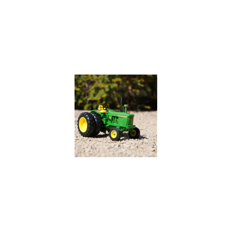 Tracteur John Deere 4020 avec roues arrières jumelées