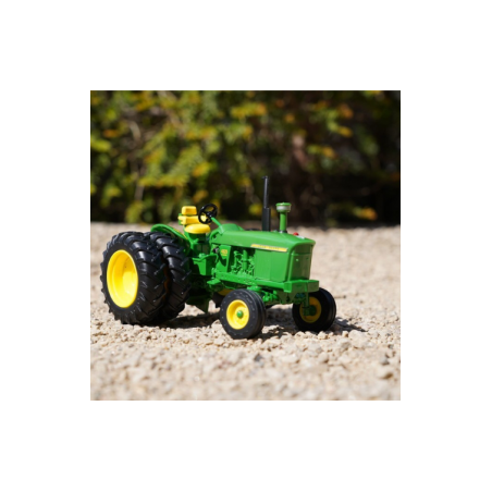 Tracteur John Deere 4020 avec roues arrières jumelées